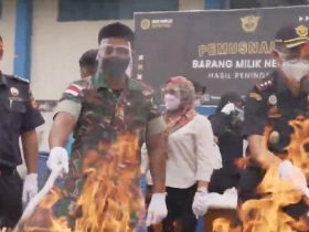 Rp 8 Miliar Barang Seludupan di Entikong Dibakar