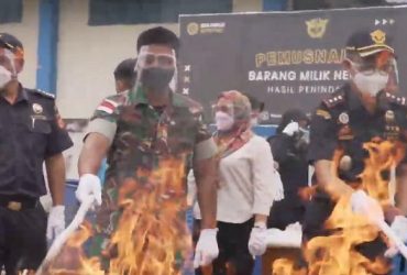 Rp 8 Miliar Barang Seludupan di Entikong Dibakar