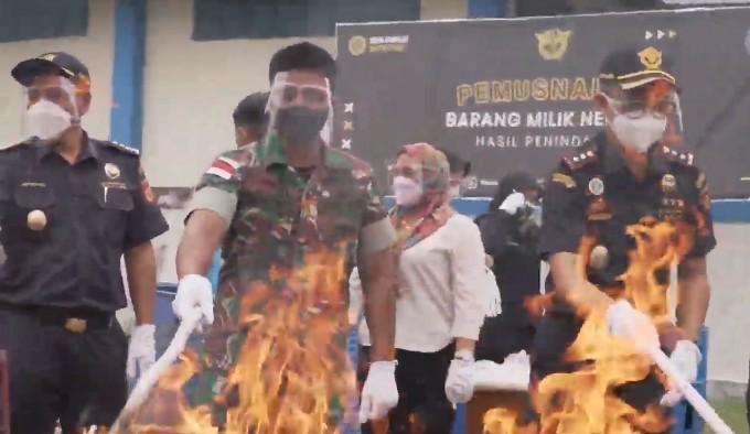 Rp 8 Miliar Barang Seludupan di Entikong Dibakar