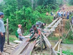 Jembatan Dusun di Perbatasan Hanyut, Tentara Bantu Perbaiki