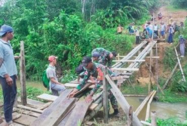 Jembatan Dusun di Perbatasan Hanyut, Tentara Bantu Perbaiki