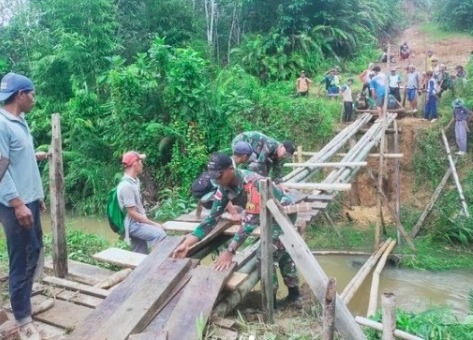 Jembatan Dusun di Perbatasan Hanyut, Tentara Bantu Perbaiki