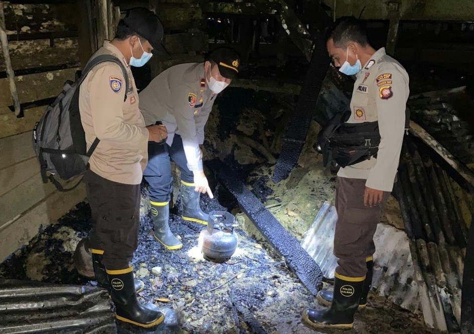 Kebakaran di Dusun Posin, Dua Rumah Hangus - ruai.tv