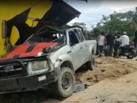 Mobil tabrak rumah di Jl Pangeran Cinata, Desa Raja, Kecamatan Ngabang, Jumat (21/01/2022). Foto: DOK/ruai.tv