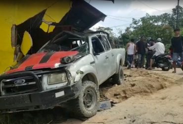 Mobil tabrak rumah di Jl Pangeran Cinata, Desa Raja, Kecamatan Ngabang, Jumat (21/01/2022). Foto: DOK/ruai.tv
