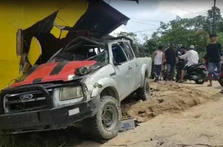Mobil tabrak rumah di Jl Pangeran Cinata, Desa Raja, Kecamatan Ngabang, Jumat (21/01/2022). Foto: DOK/ruai.tv