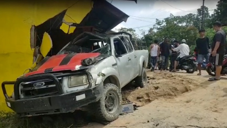Mobil tabrak rumah di Jl Pangeran Cinata, Desa Raja, Kecamatan Ngabang, Jumat (21/01/2022). Foto: DOK/ruai.tv