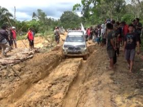 Warga Tutup Jalan Provinsi di Desa Setungkup sintang_ruai.tv