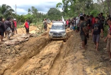 Warga Tutup Jalan Provinsi di Desa Setungkup sintang_ruai.tv
