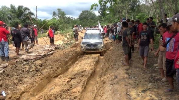 Warga Tutup Jalan Provinsi di Desa Setungkup sintang_ruai.tv