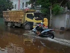 Jalan dan Rumah Warga Tergenang Akibat Pasang Laut di Ketapang