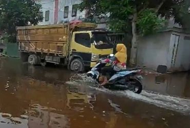 Jalan dan Rumah Warga Tergenang Akibat Pasang Laut di Ketapang