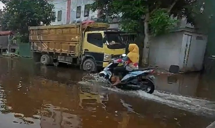 Jalan dan Rumah Warga Tergenang Akibat Pasang Laut di Ketapang