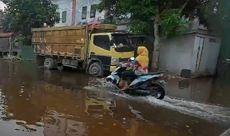 Jalan dan Rumah Warga Tergenang Akibat Pasang Laut di Ketapang