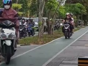 pemotor meniti trotoar di pontianak