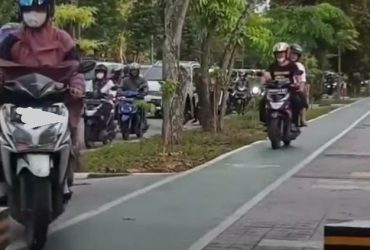 pemotor meniti trotoar di pontianak