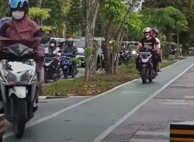 pemotor meniti trotoar di pontianak