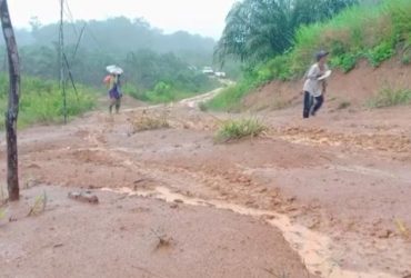 jalan rusak karena hujan