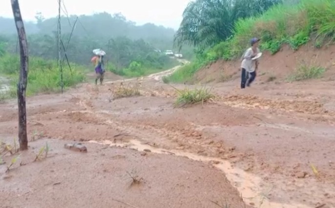 jalan rusak karena hujan