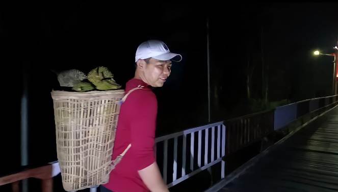 Bupati Sis Panen Durian di Datah Dian