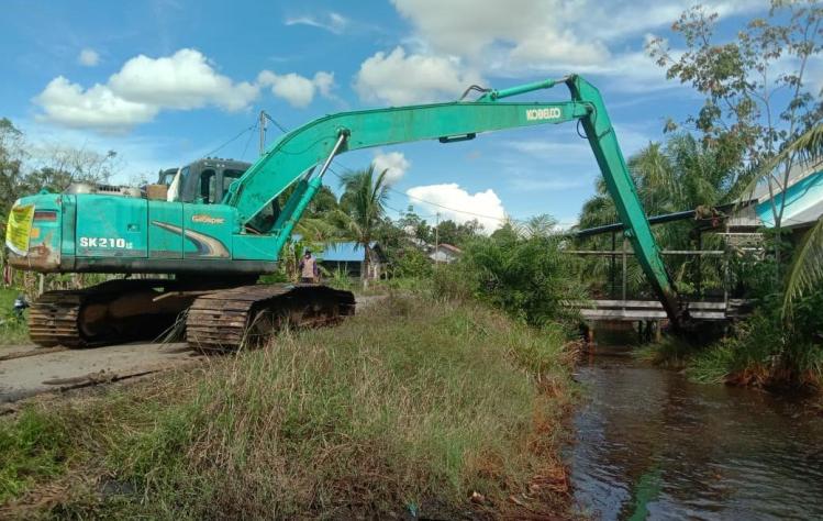 cara atasi banjir - Perusahaan Ini Perbaiki Sanitasi Utama Desa Rantau Panjang