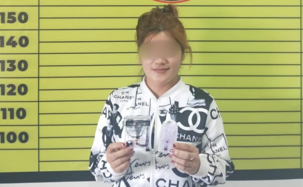 Ibu muda bawa narkoba di Kecamatan Nanga Pinoh, ditahan Polres Melawi. Foto: IST/ruai.tv