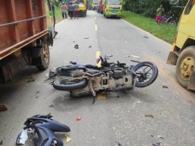 Pemotor di Melawi Tewas di Tempat Setelah Salip Truk Pecah Ban