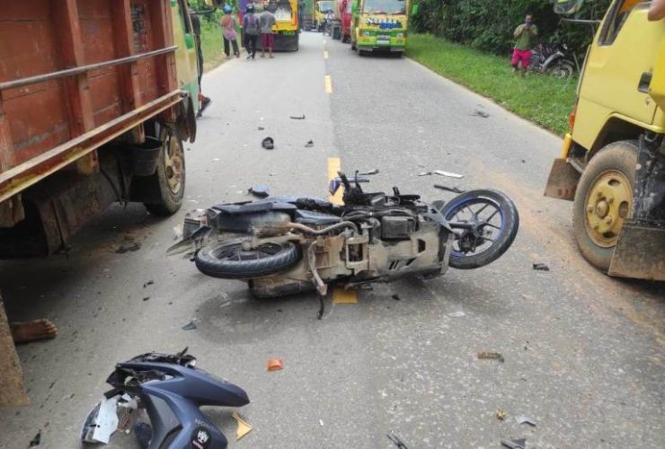 Pemotor di Melawi Tewas di Tempat Setelah Salip Truk Pecah Ban
