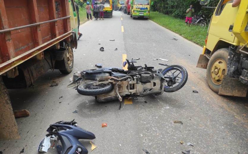 Pemotor di Melawi Tewas di Tempat Setelah Salip Truk Pecah Ban