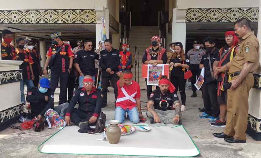 Kecam Edy Mulyadi, Aksi di Landak Dimulai dengan Ritual Adat