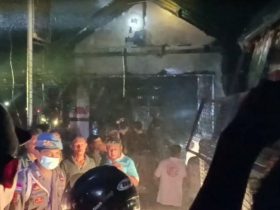Suara Ladakan Terdengar dari Toko Kedamin yang Terbakar