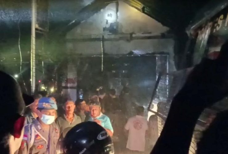 Suara Ladakan Terdengar dari Toko Kedamin yang Terbakar