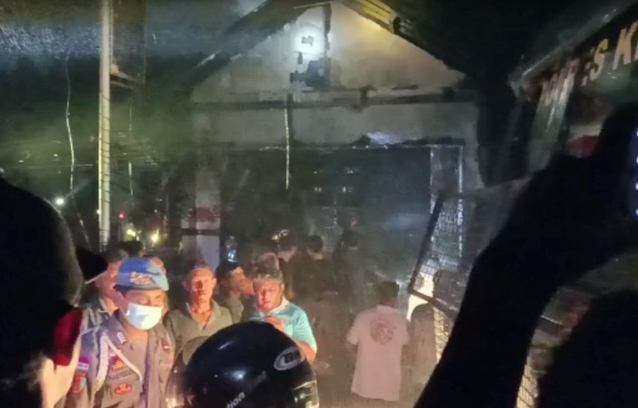 Suara Ladakan Terdengar dari Toko Kedamin yang Terbakar