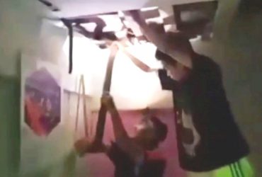 Hiii! Ada King Kobra di Flafon Rumah Warga di Landak