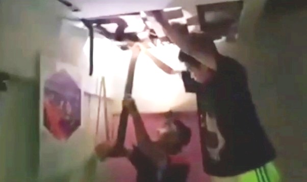 Hiii! Ada King Kobra di Flafon Rumah Warga di Landak