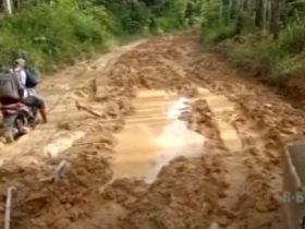video kerusakan jalan di Melawi