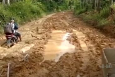 video kerusakan jalan di Melawi