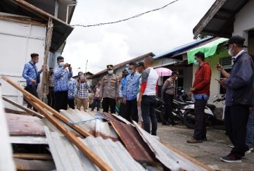 wali kota pontianak tinjau lokasi puting beliung di pontianak timur - prokopim - ruai.tv