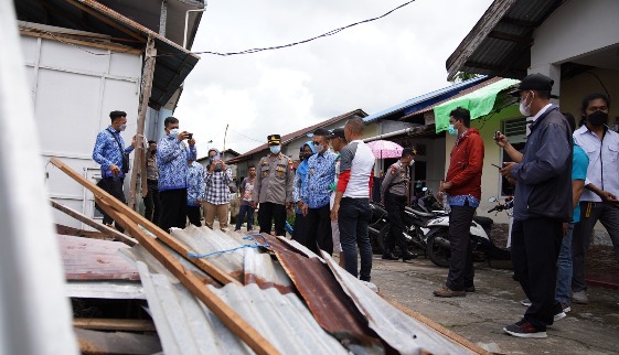 wali kota pontianak tinjau lokasi puting beliung di pontianak timur - prokopim - ruai.tv