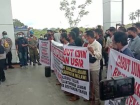 Penyerobotan Lahan Warga di Melawi perusahaan didemo - ruai.tv