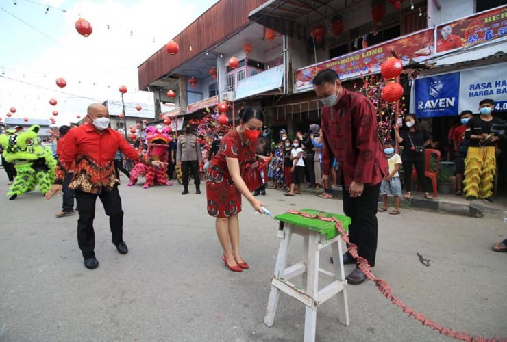 Imlek Landak di Pasar Terminal Ngabang