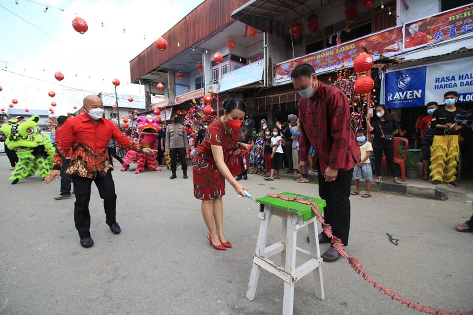 Imlek Landak di Pasar Terminal Ngabang