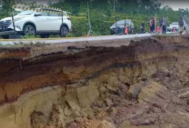 Longsor di Ruas Jalan Nasional di Sanggau