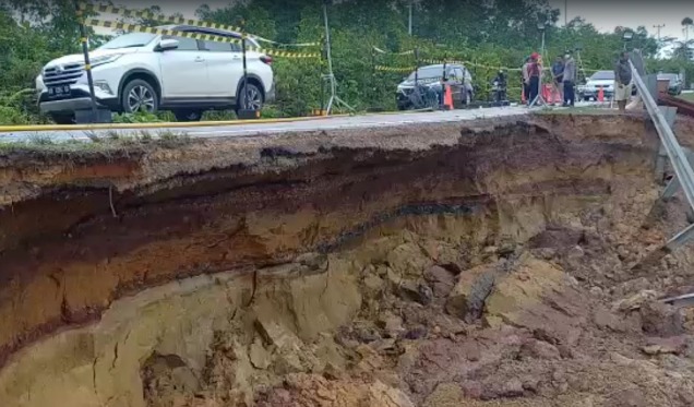 Longsor di Ruas Jalan Nasional di Sanggau