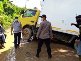 Mobil Boks Melintang di Jalur Sanggau-Sekadau