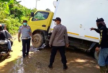 Mobil Boks Melintang di Jalur Sanggau-Sekadau