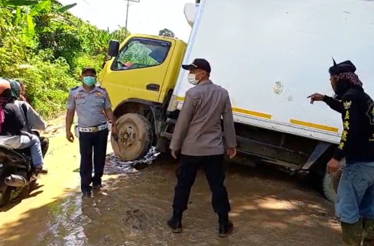 Mobil Boks Melintang di Jalur Sanggau-Sekadau
