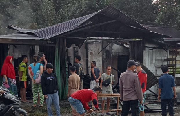 Pagi-pagi, Sebuah Warung Minuman Terbakar di Sidas