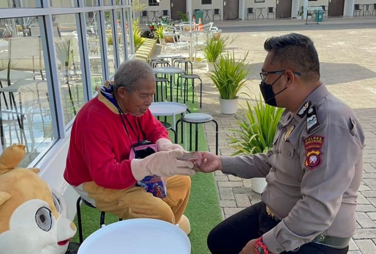 Netizen Berikan Rp 16 Juta untuk Badut Jalanan Singkawang