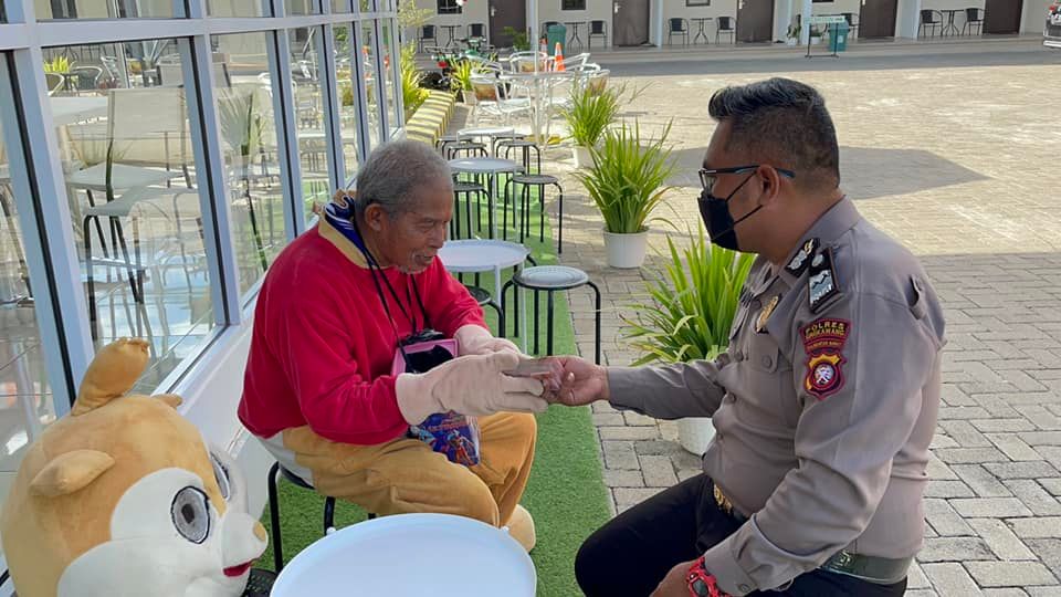 Netizen Berikan Rp 16 Juta untuk Badut Jalanan Singkawang